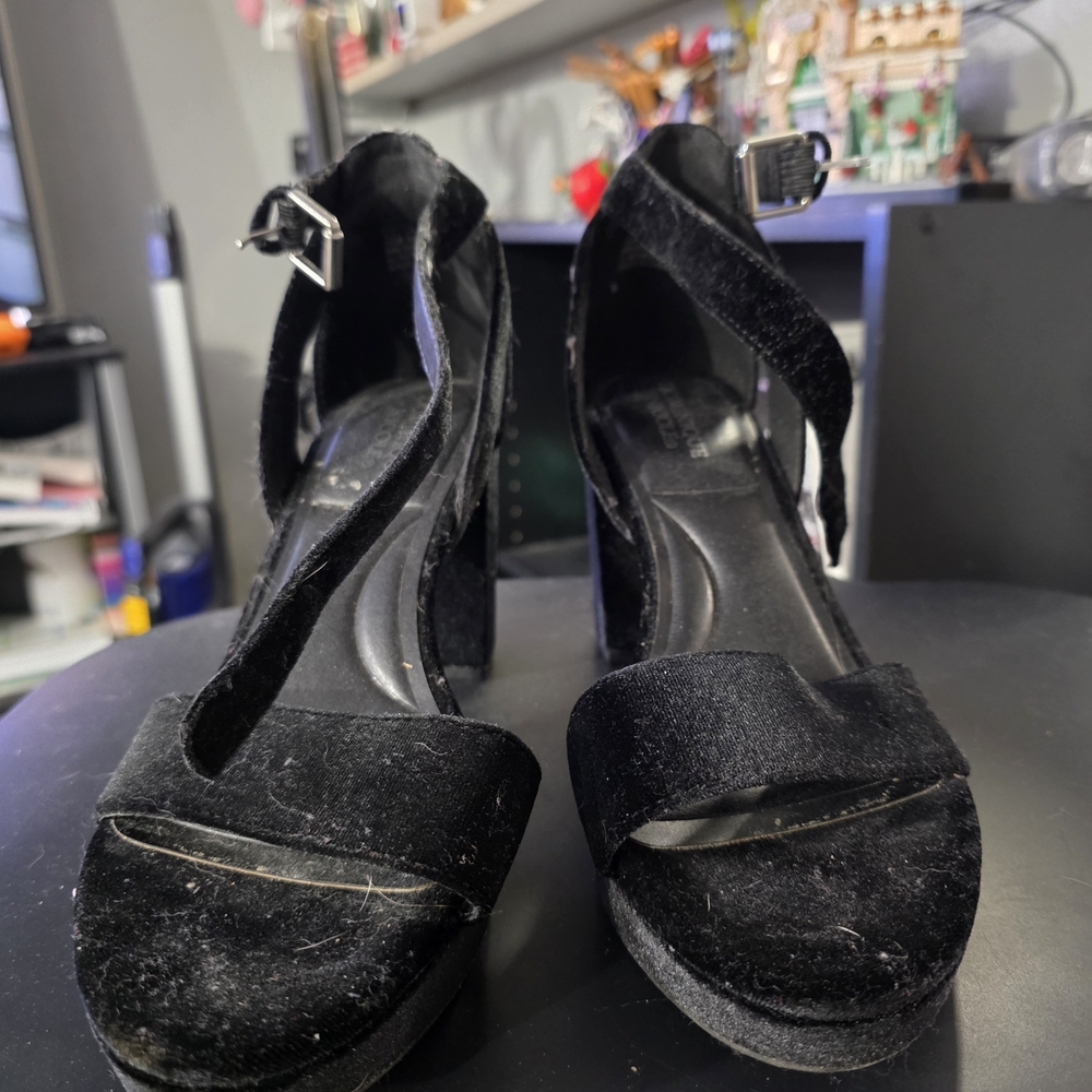 Elegant Black Velvet Heels - Picture 1 of 4
